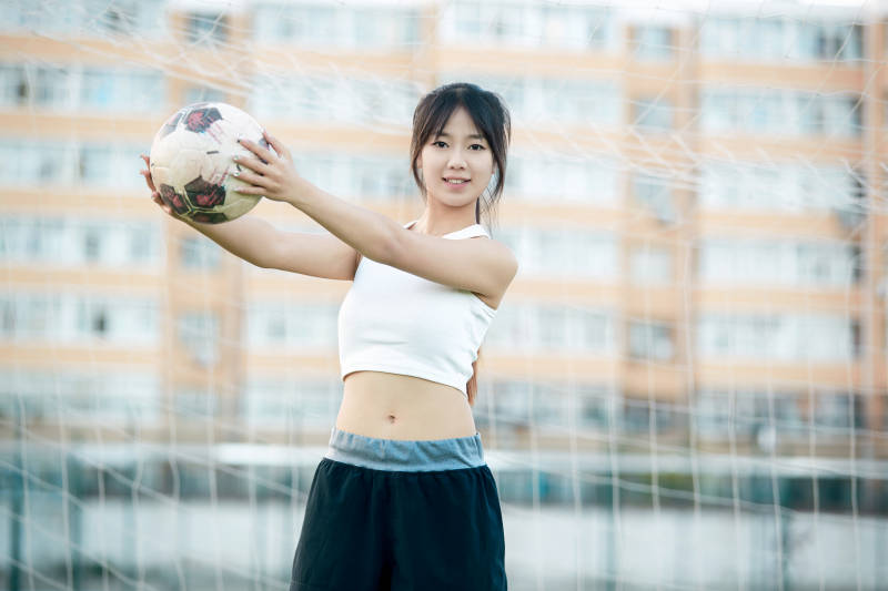 绿茵场上的快乐的足球宝贝图片