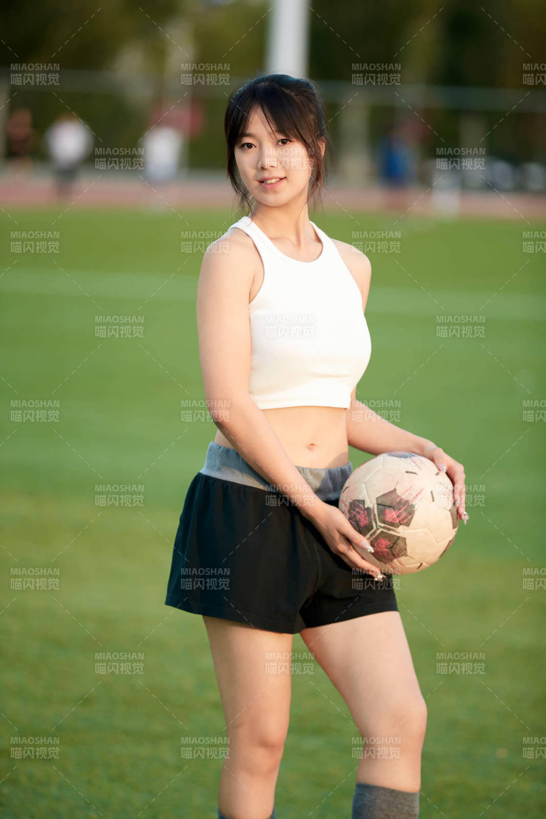 绿茵场上的快乐的足球宝贝图片