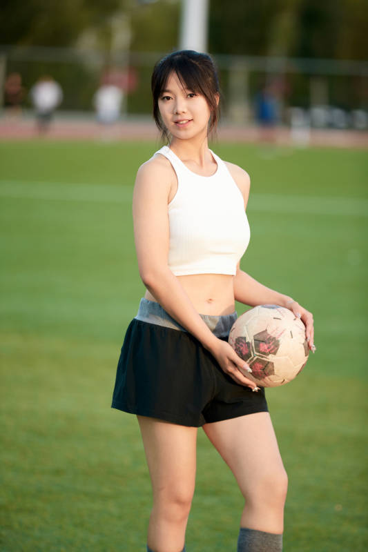 绿茵场上的快乐的足球宝贝图片