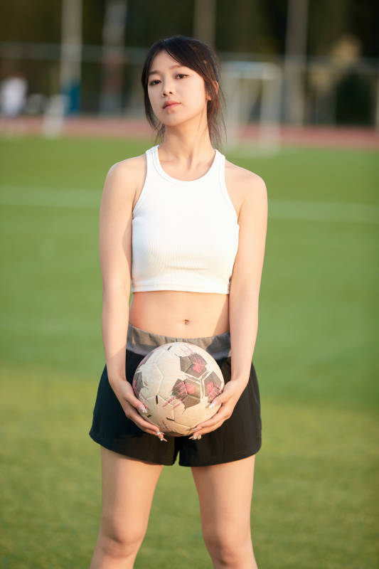 绿茵场上的快乐的足球宝贝图片