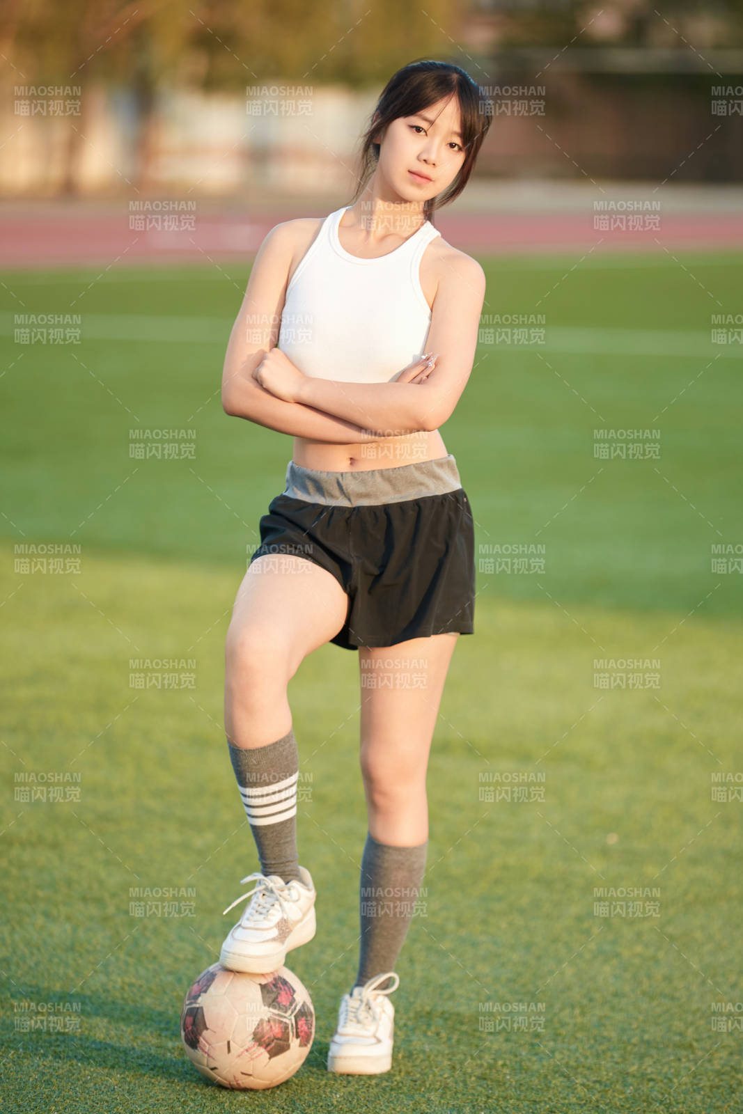 绿茵场上的快乐的足球宝贝图片