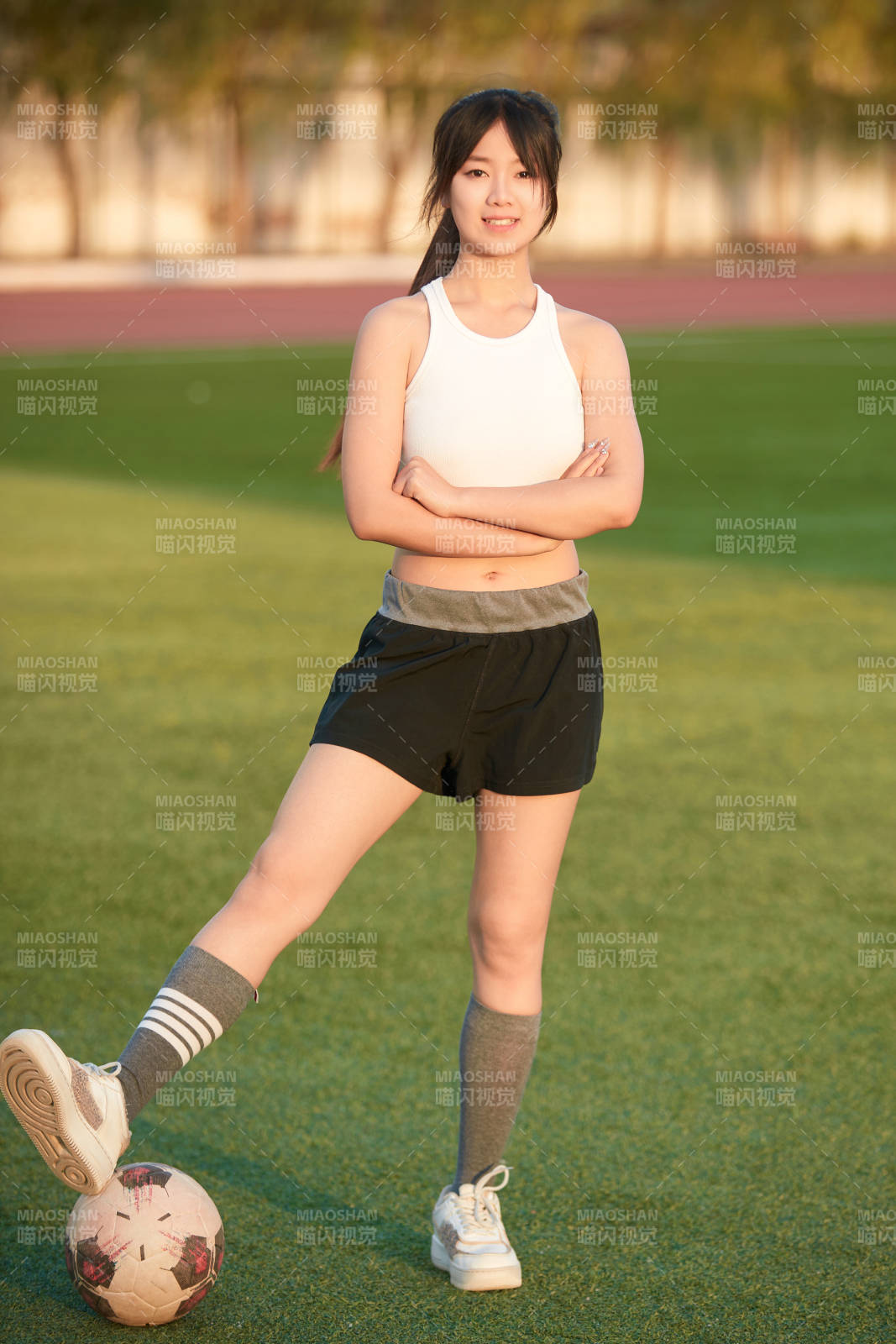 绿茵场上的快乐的足球宝贝图片