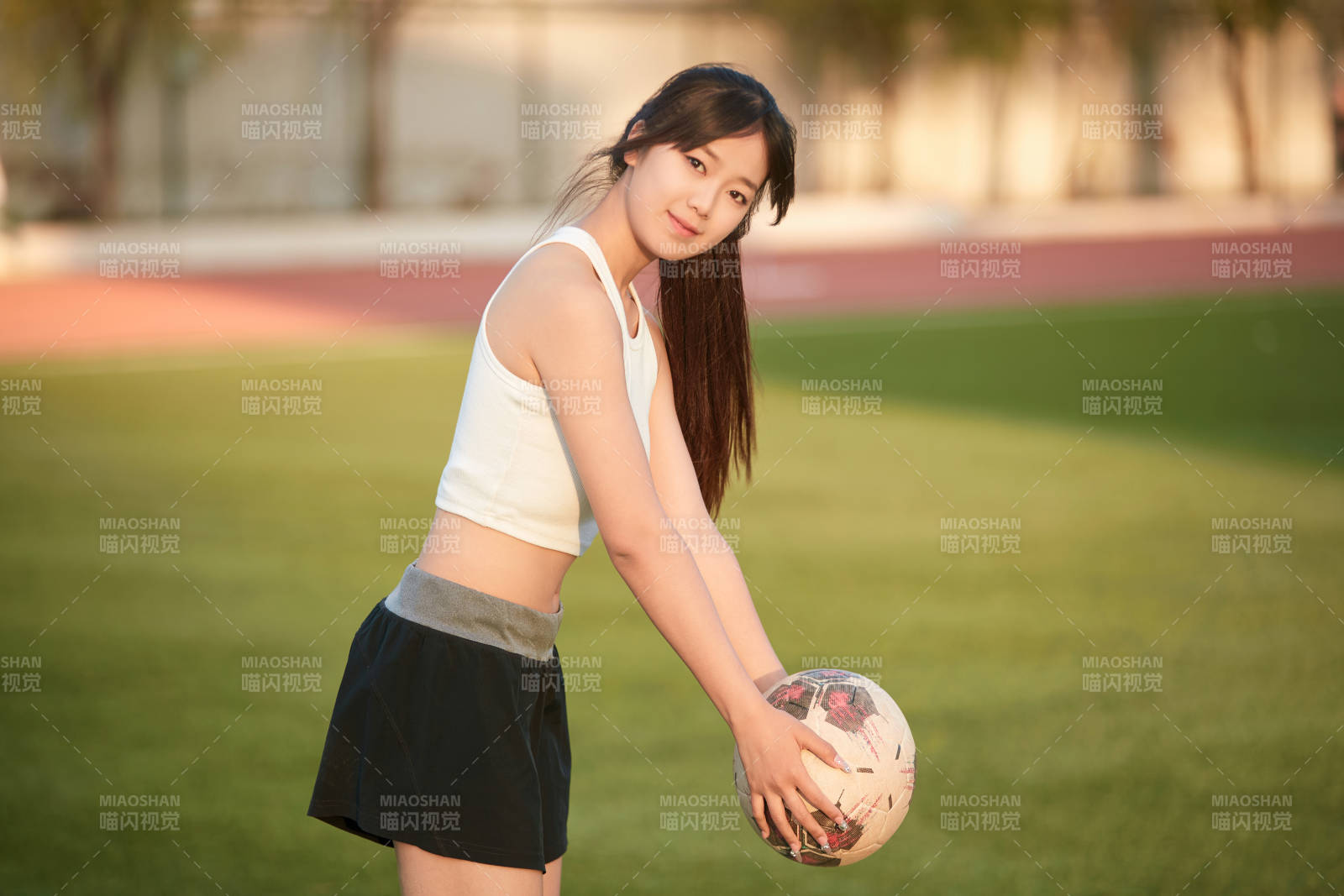 绿茵场上的快乐的足球宝贝图片