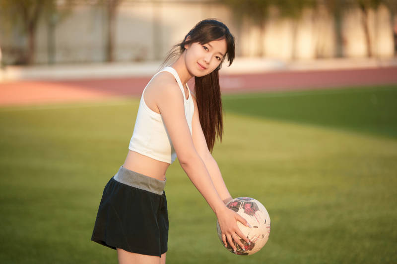 绿茵场上的快乐的足球宝贝图片