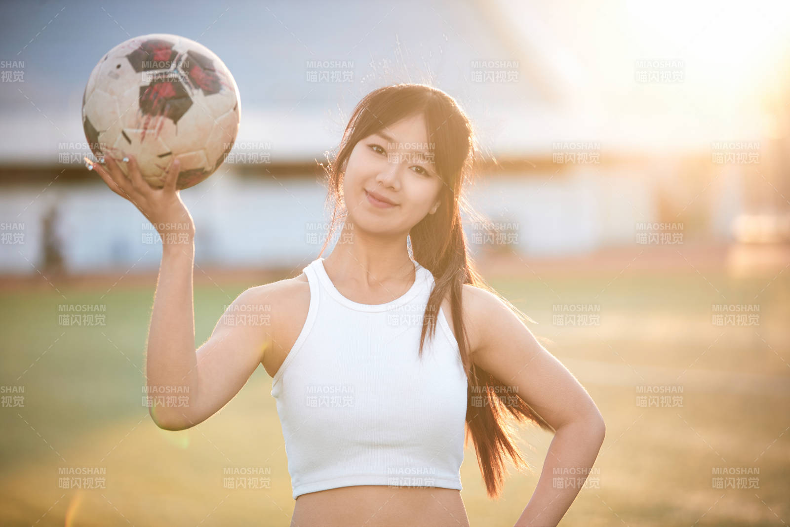 绿茵场上的快乐的足球宝贝图片