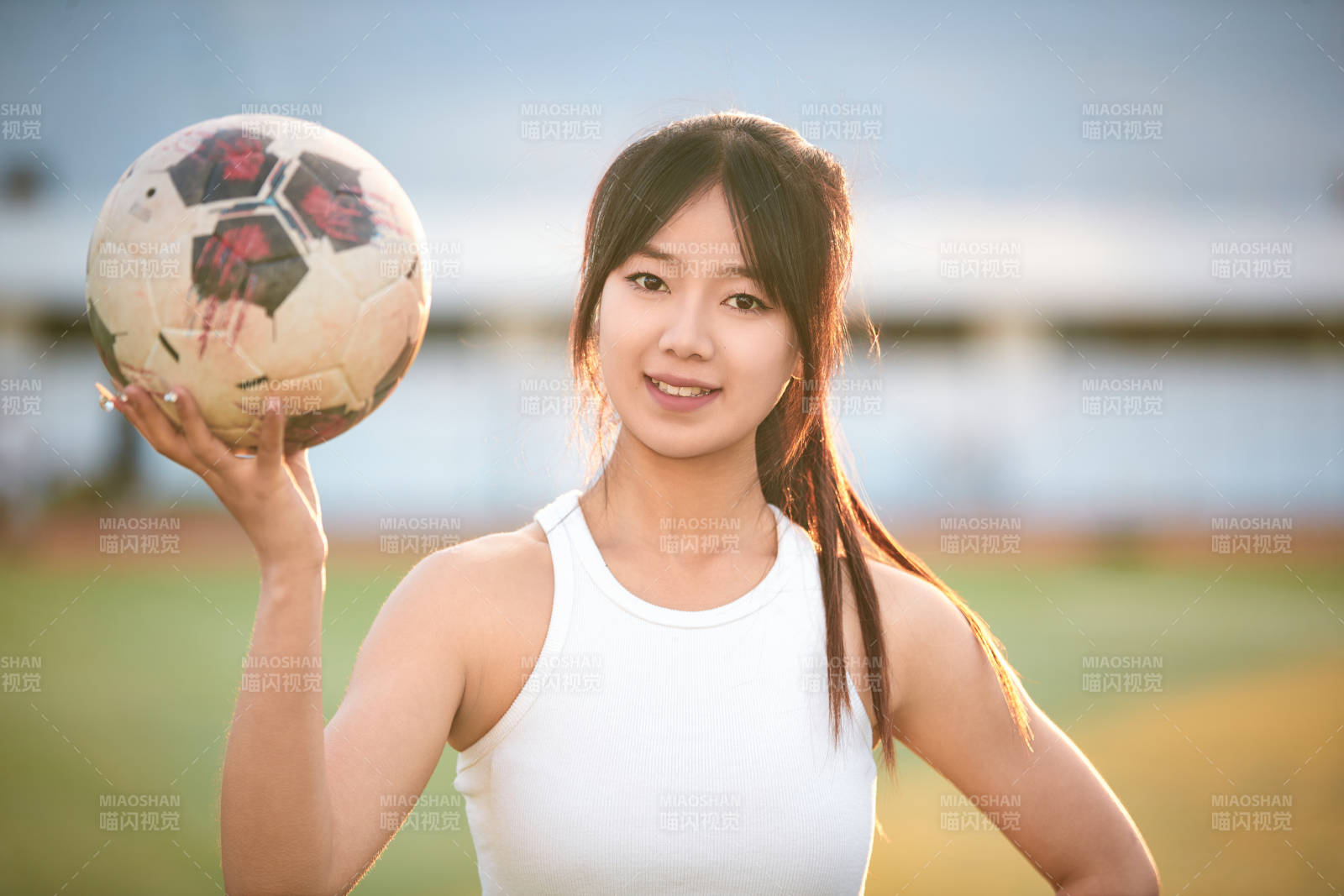 绿茵场上的快乐的足球宝贝图片