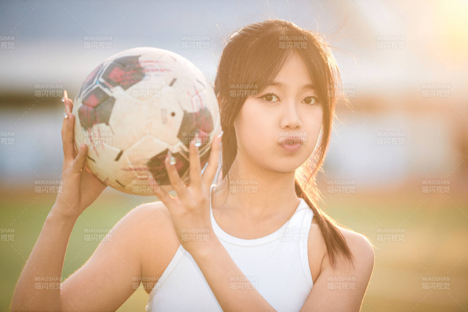 绿茵场上的快乐的足球宝贝图片