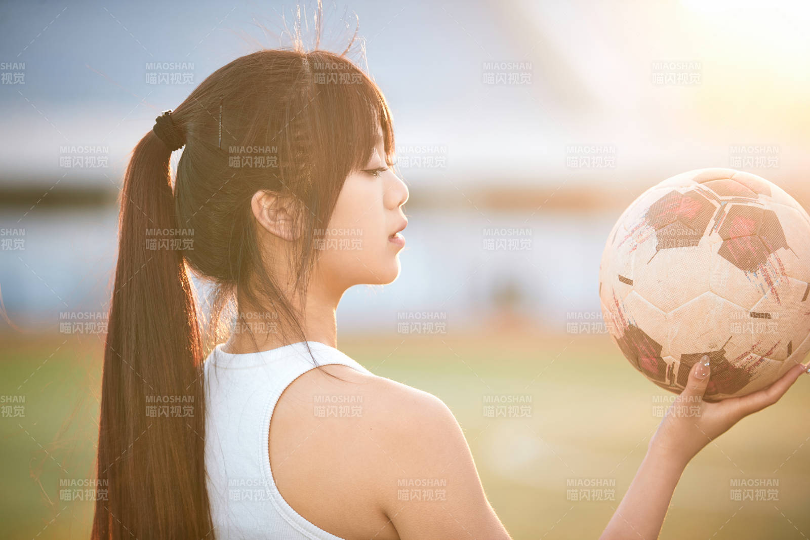 绿茵场上的快乐的足球宝贝图片