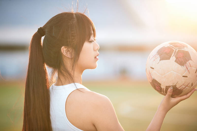 绿茵场上的快乐的足球宝贝图片