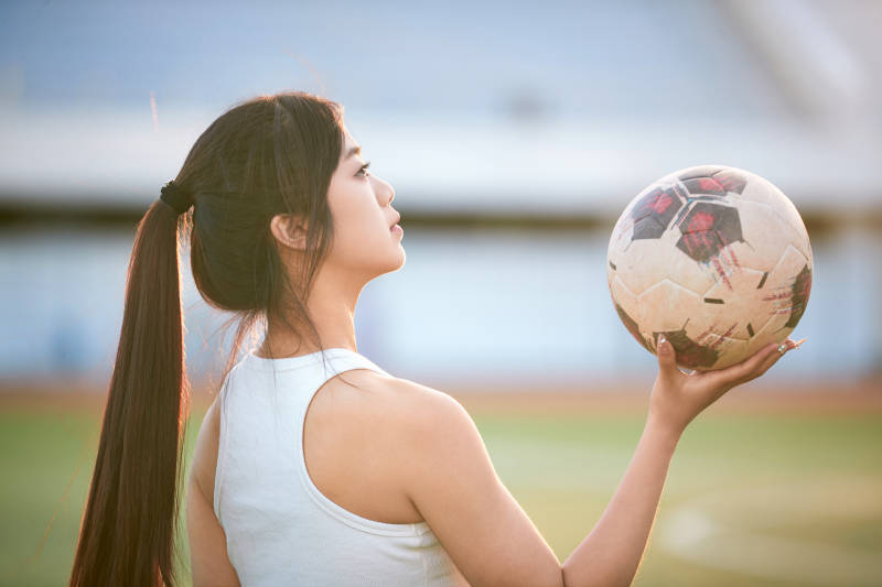 绿茵场上的快乐的足球宝贝图片