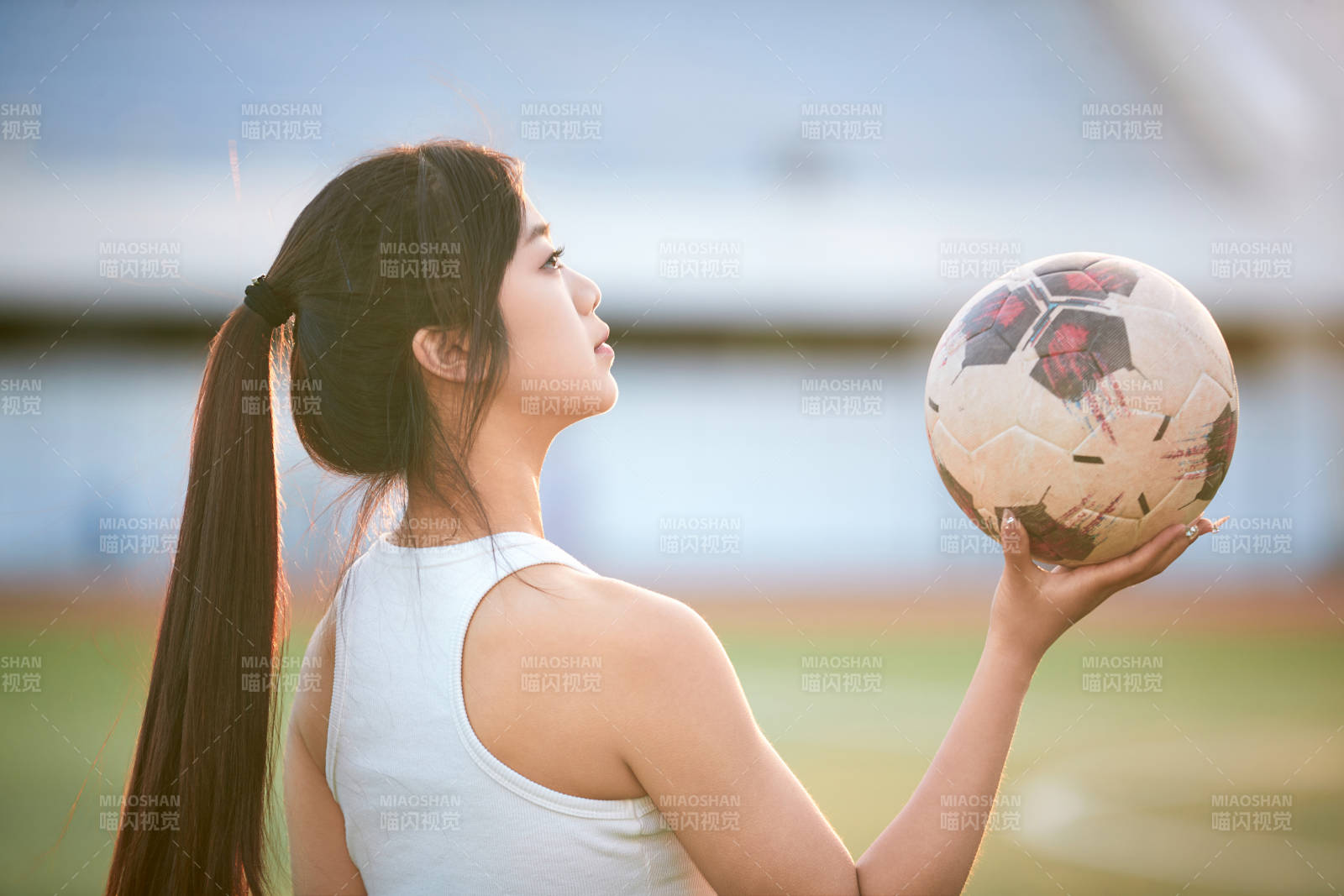 绿茵场上的快乐的足球宝贝图片