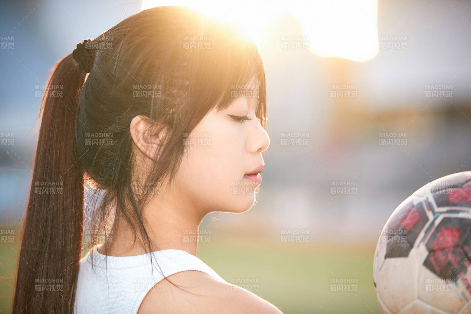 绿茵场上的快乐的足球宝贝图片