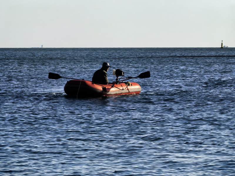 海上独行划艇人图片