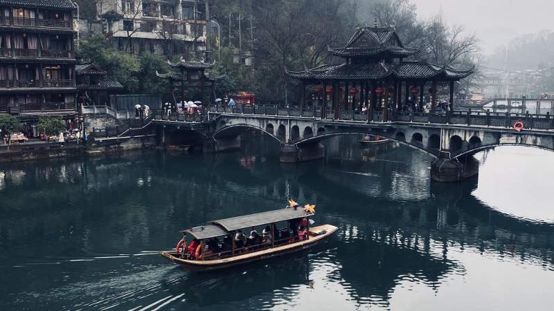 凤凰古城游船行图片