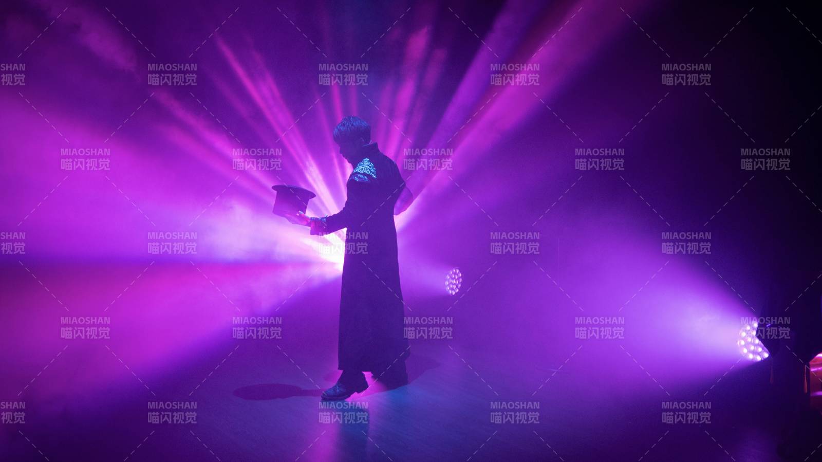 紫光中的神秘身影图片