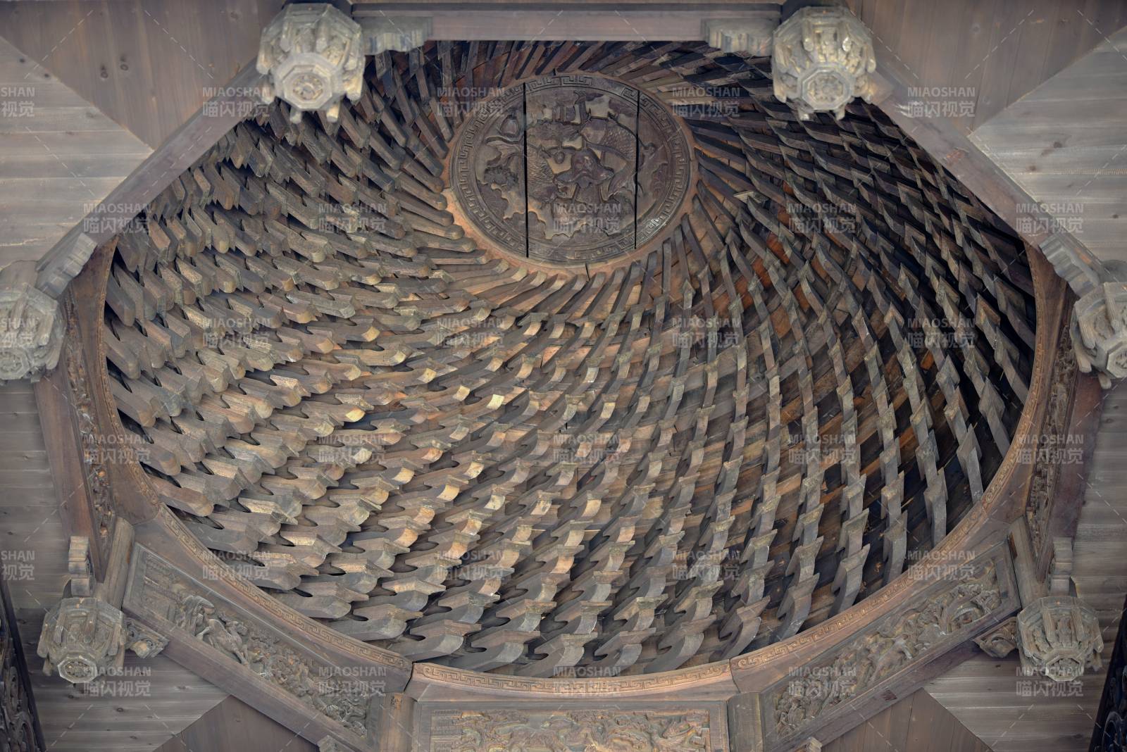 古建筑穹顶木雕（旅游景点老宅）图片