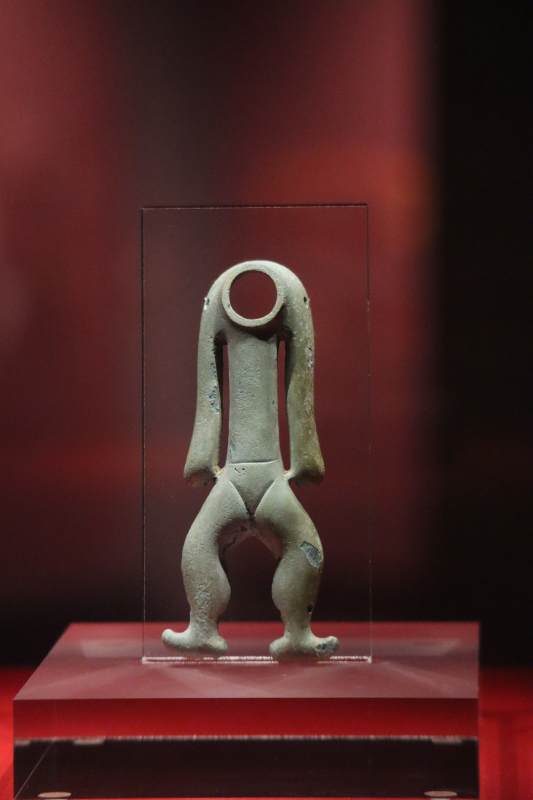 青铜人首俑图片