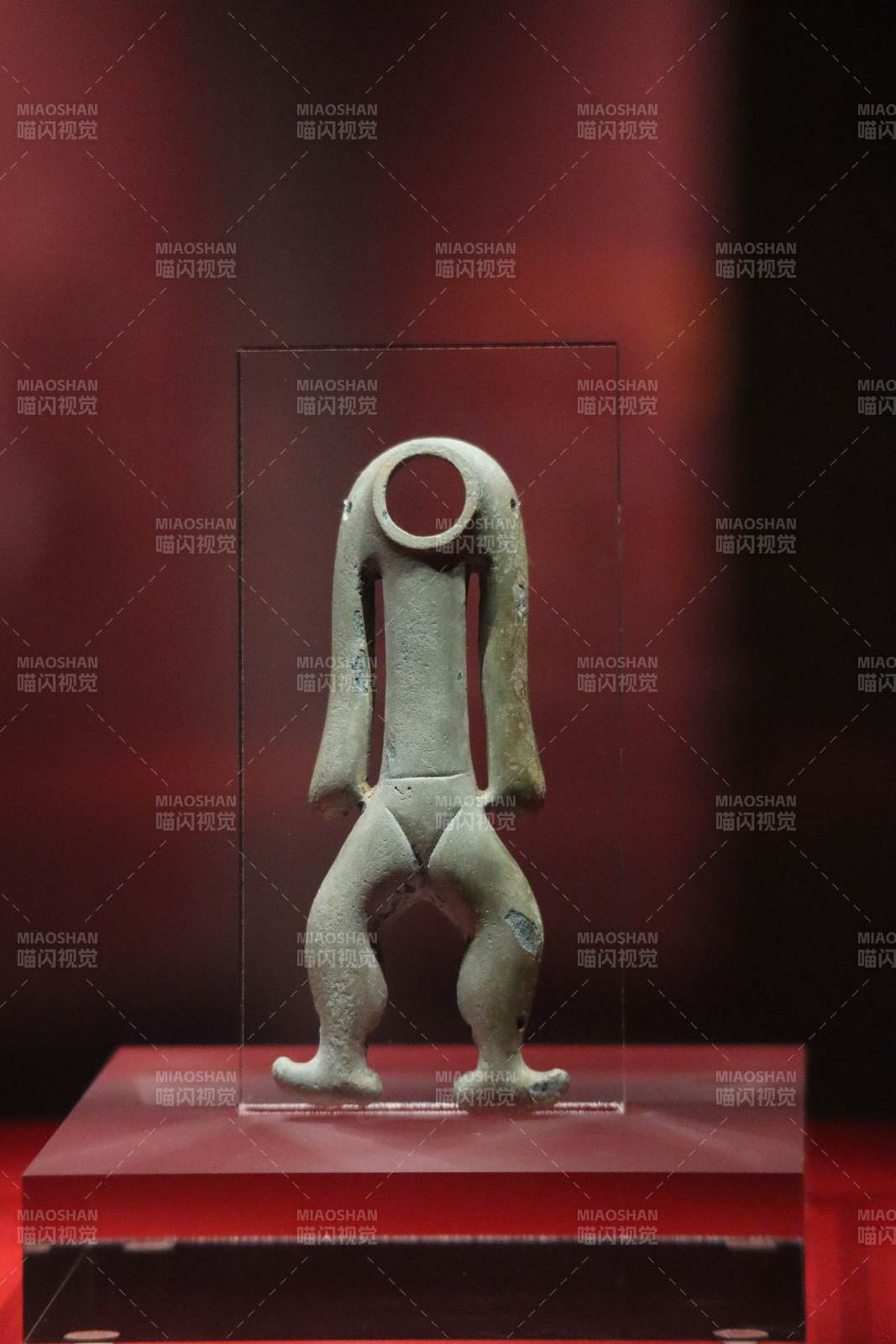 青铜人首俑图片