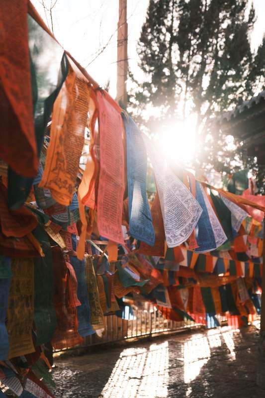 香格里拉的经幡迎风飘扬图片