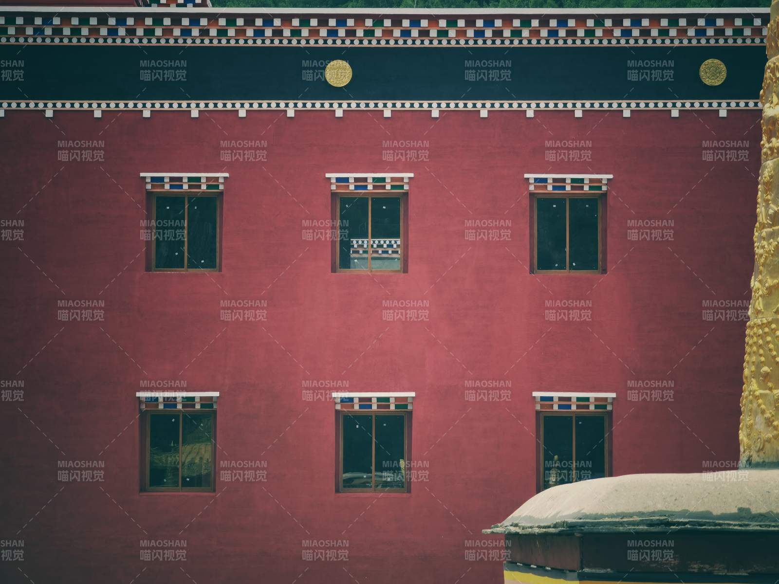 红墙古寺窗景图片