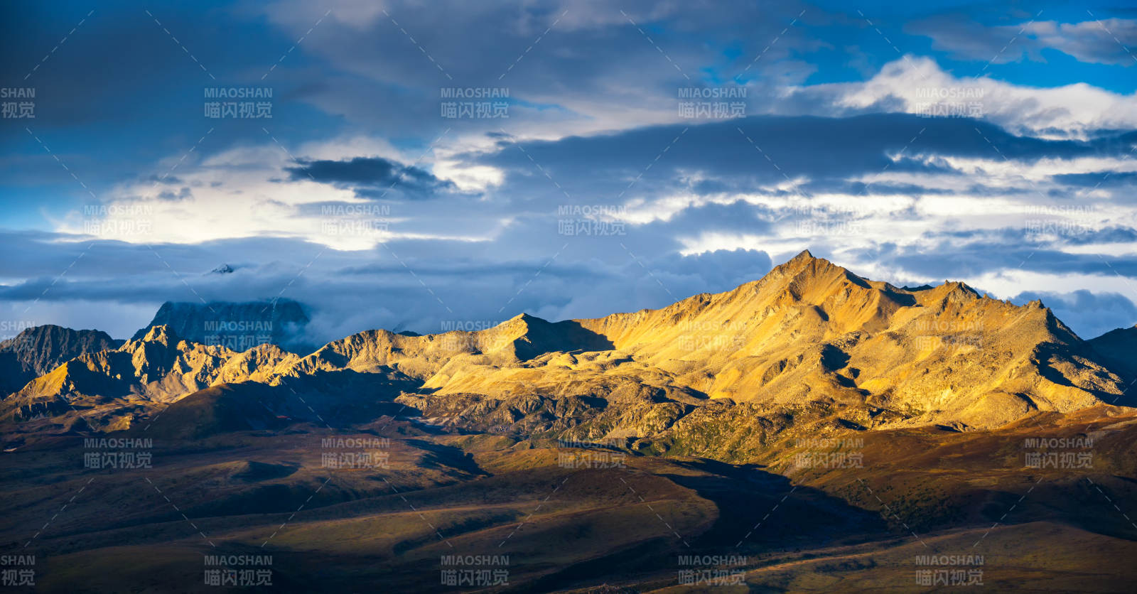 雅姆雪山日照金山图片