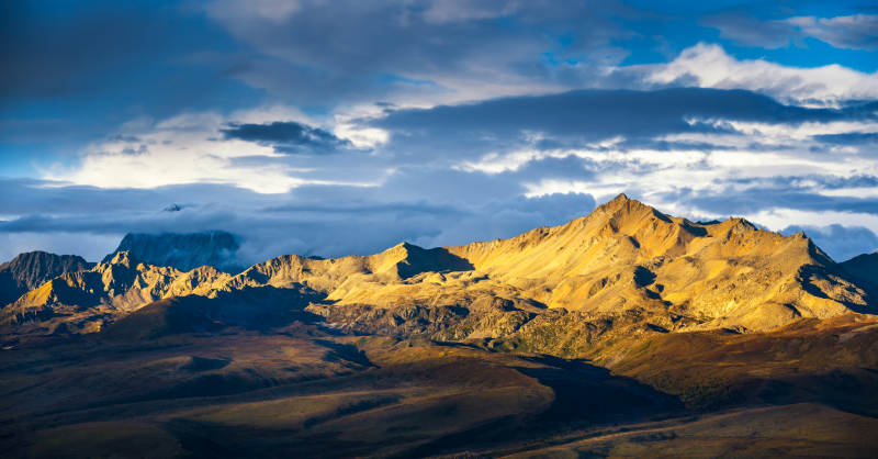 雅姆雪山日照金山图片