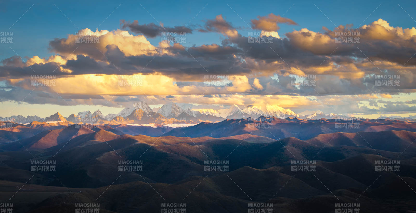 贡嘎群山日照金山图片