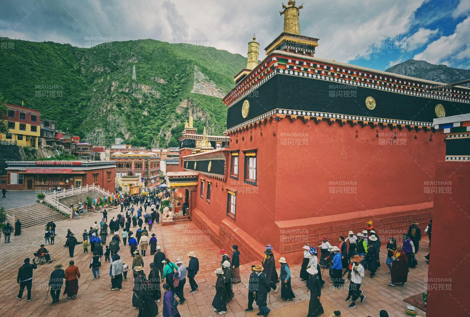 藏传佛教寺庙盛景图片