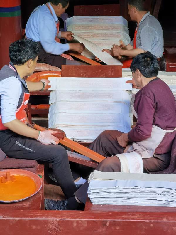 德格印经院印刷过程图片