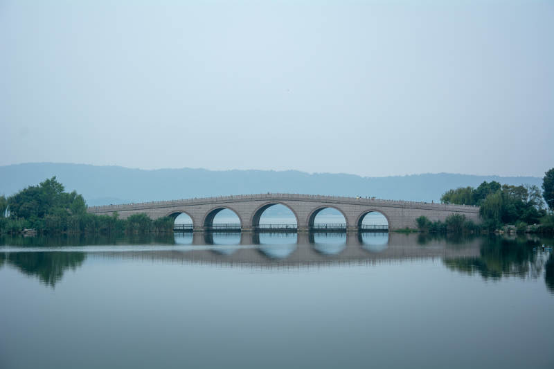 岳阳南湖公园拱桥倒影图片