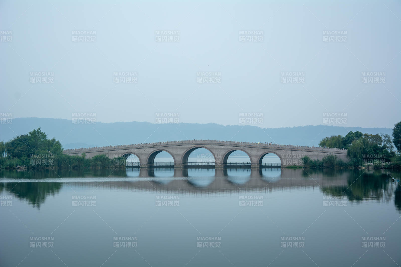 岳阳南湖公园拱桥倒影图片