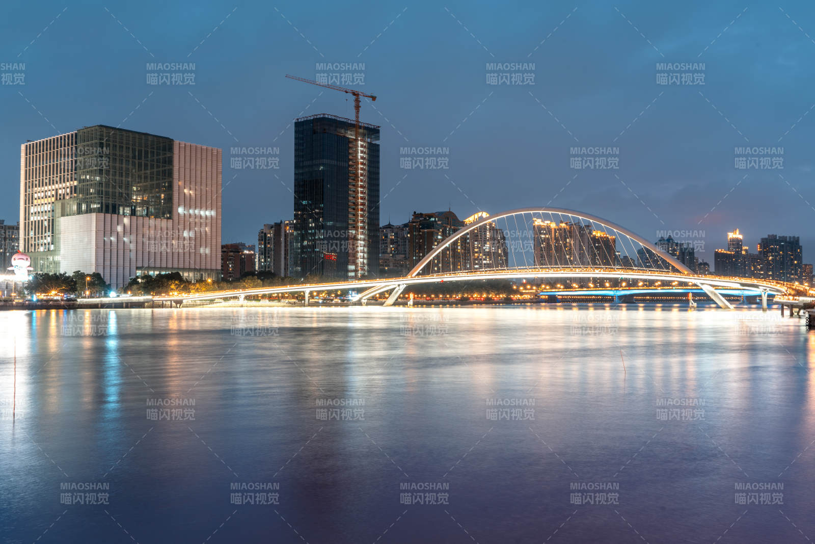 广州夜幕下的广州海心桥人行桥桥梁图片