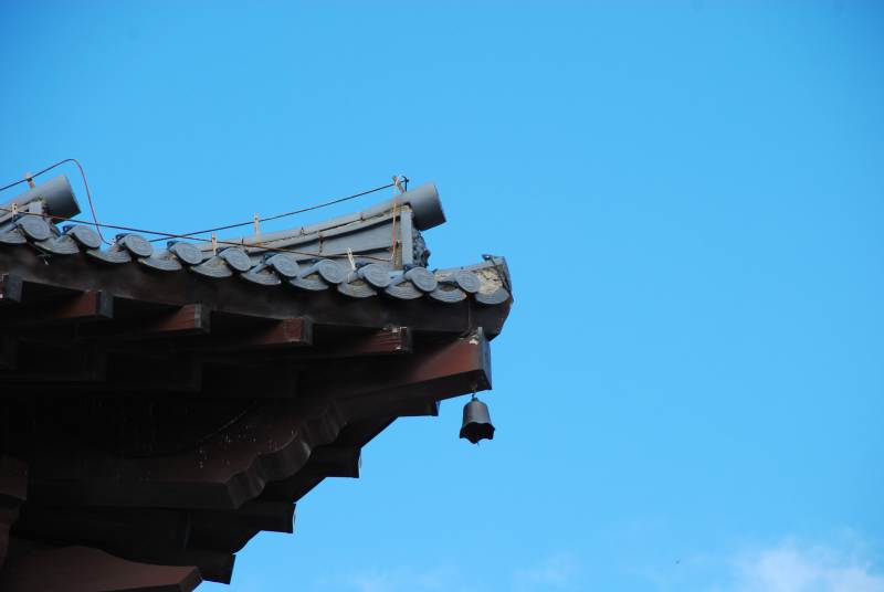 古檐铃响蓝天图片