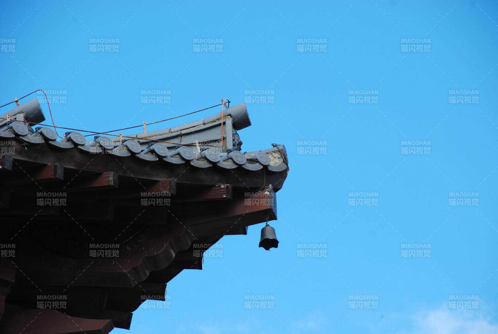 古檐铃响蓝天图片