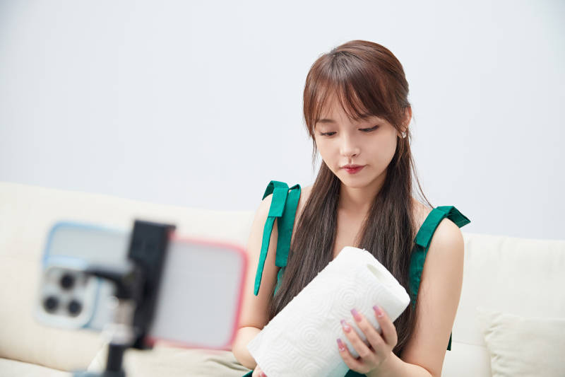 正在进行网络直播带货的美女主播图片