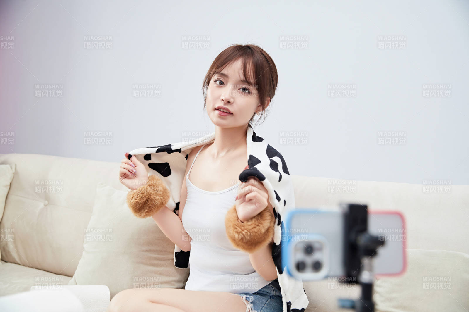 正在进行网络直播带货的美女主播图片