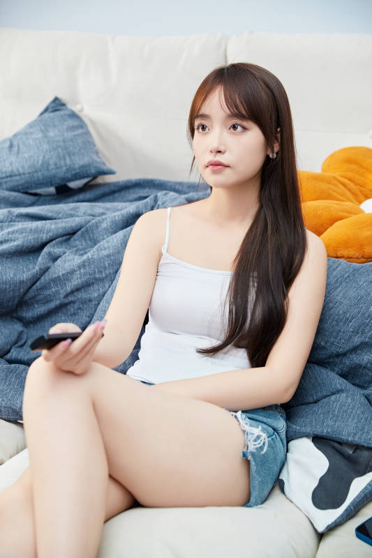 节假日居家生活的亚洲女孩图片