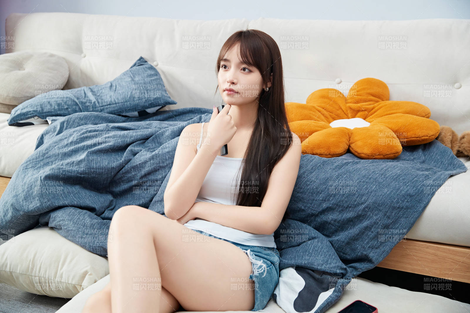 节假日居家生活的亚洲女孩图片