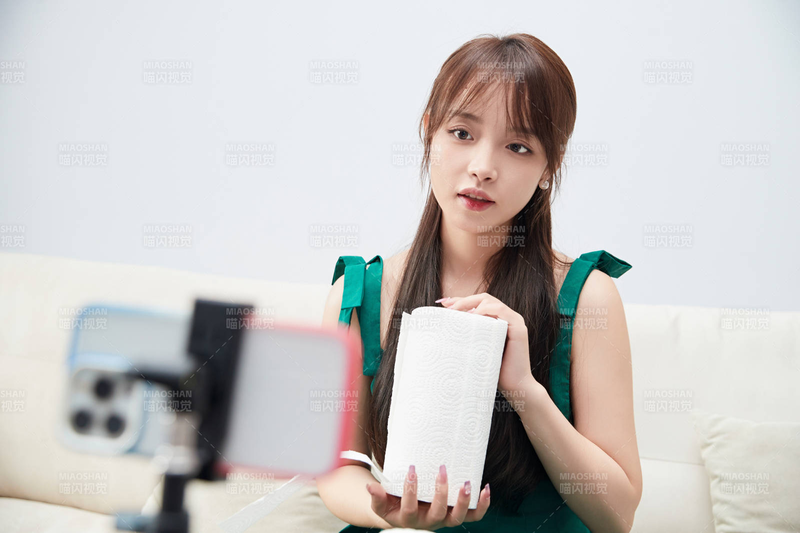 正在进行网络直播带货的美女主播图片