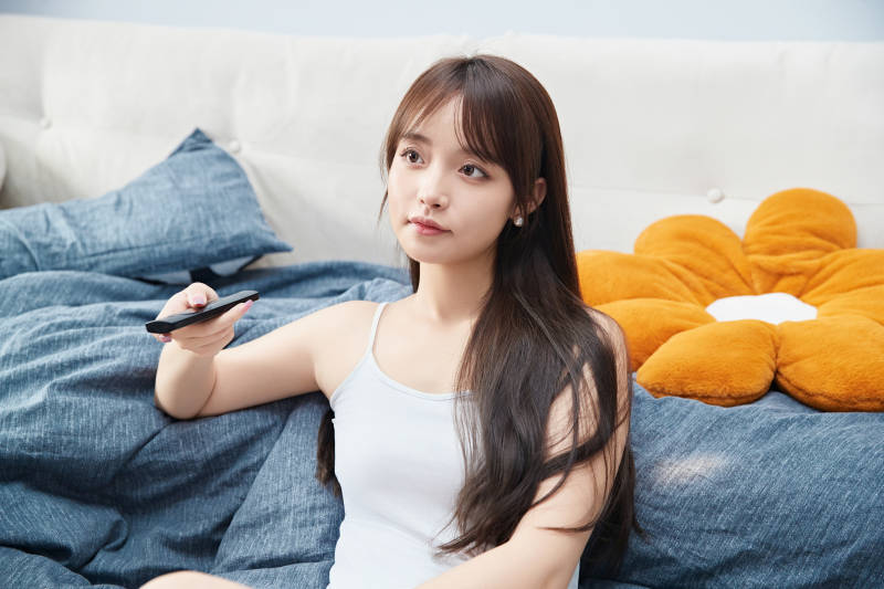 节假日居家生活的亚洲女孩图片