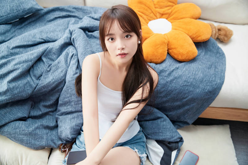 节假日居家生活的亚洲女孩图片