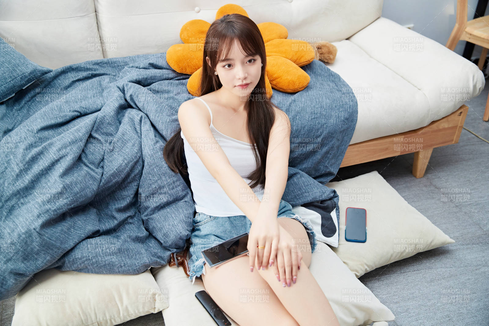 节假日居家生活的亚洲女孩图片