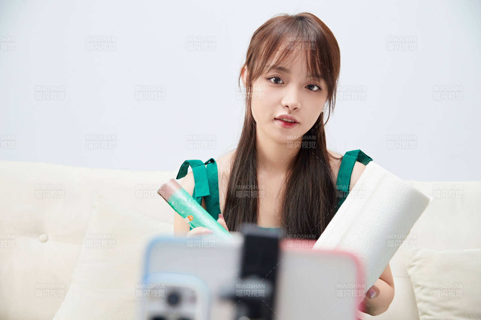 正在进行网络直播带货的美女主播图片