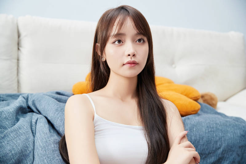 节假日居家生活的亚洲女孩图片