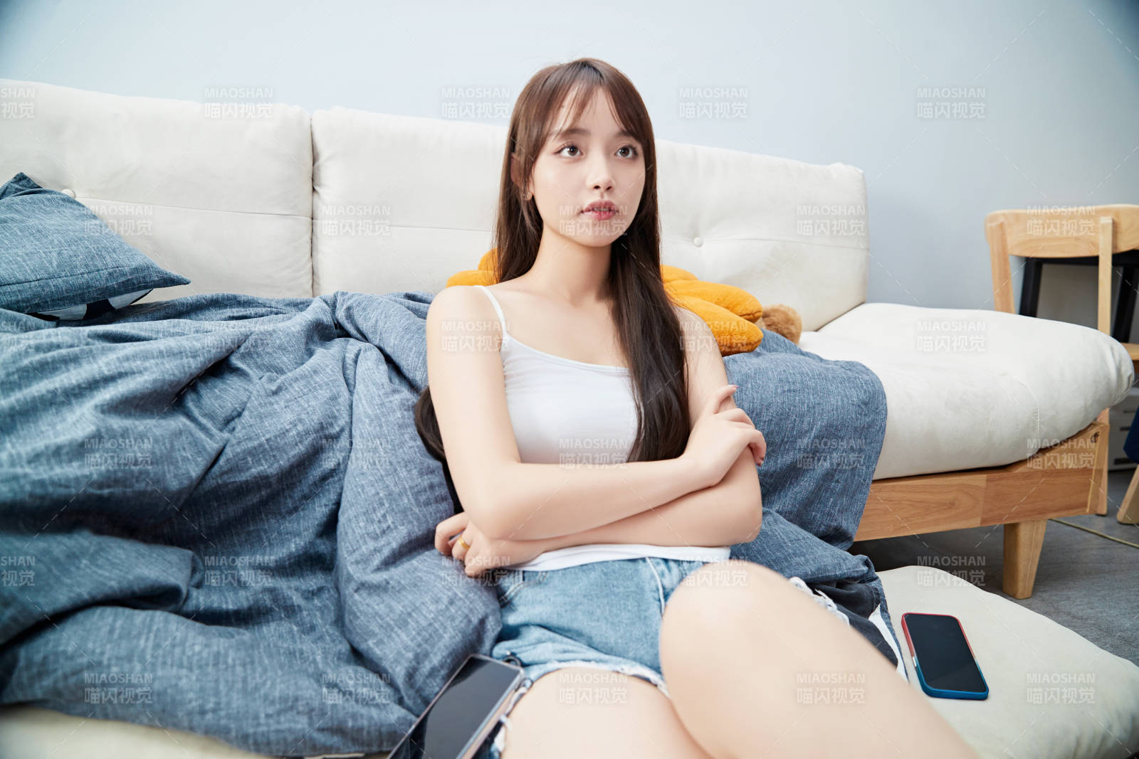 节假日居家生活的亚洲女孩图片