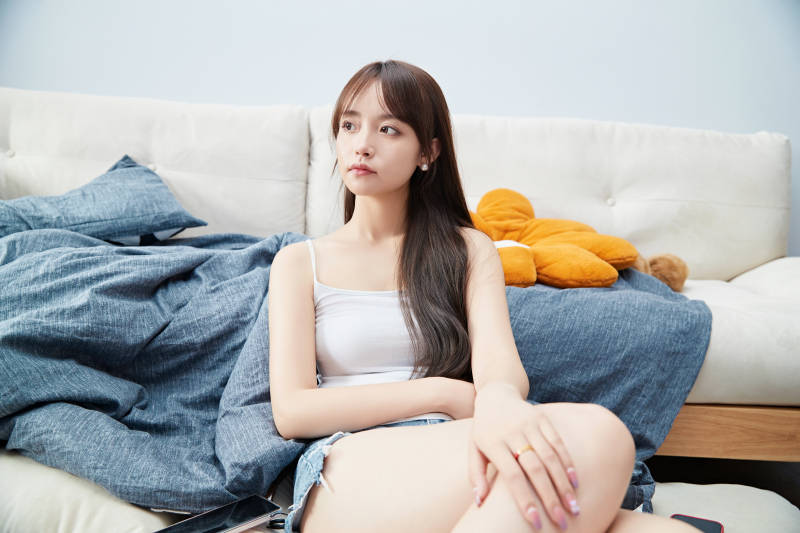 节假日居家生活的亚洲女孩图片