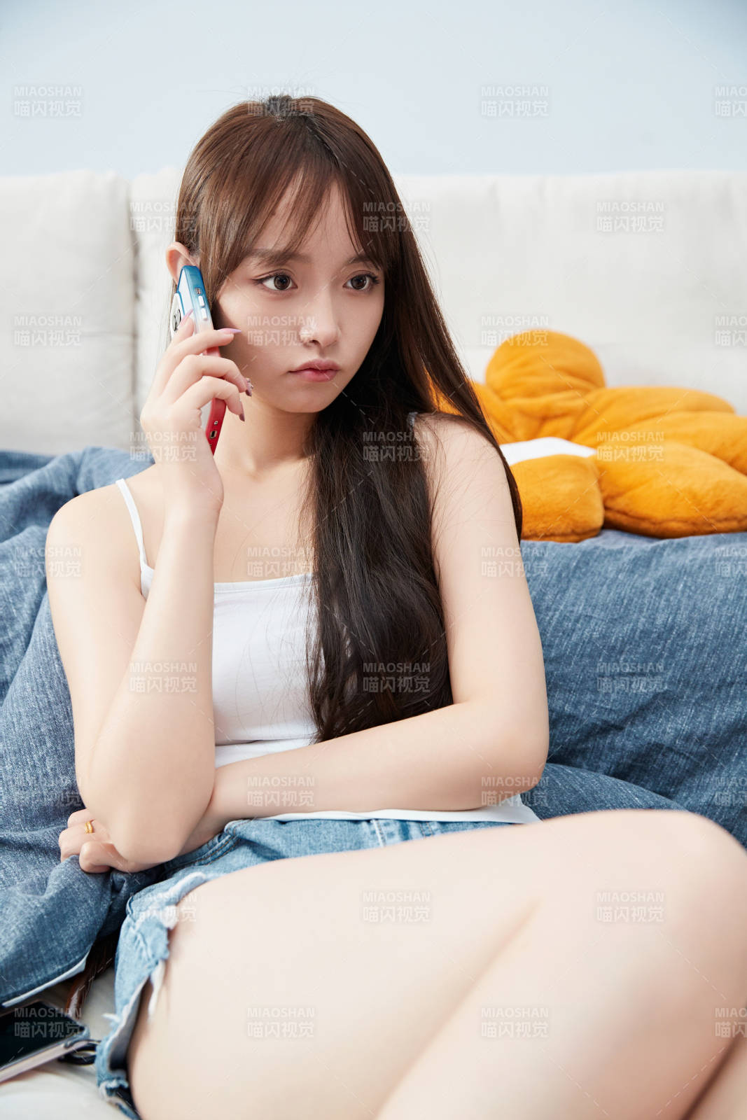 节假日居家生活的亚洲女孩图片