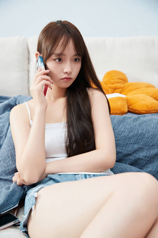 节假日居家生活的亚洲女孩图片