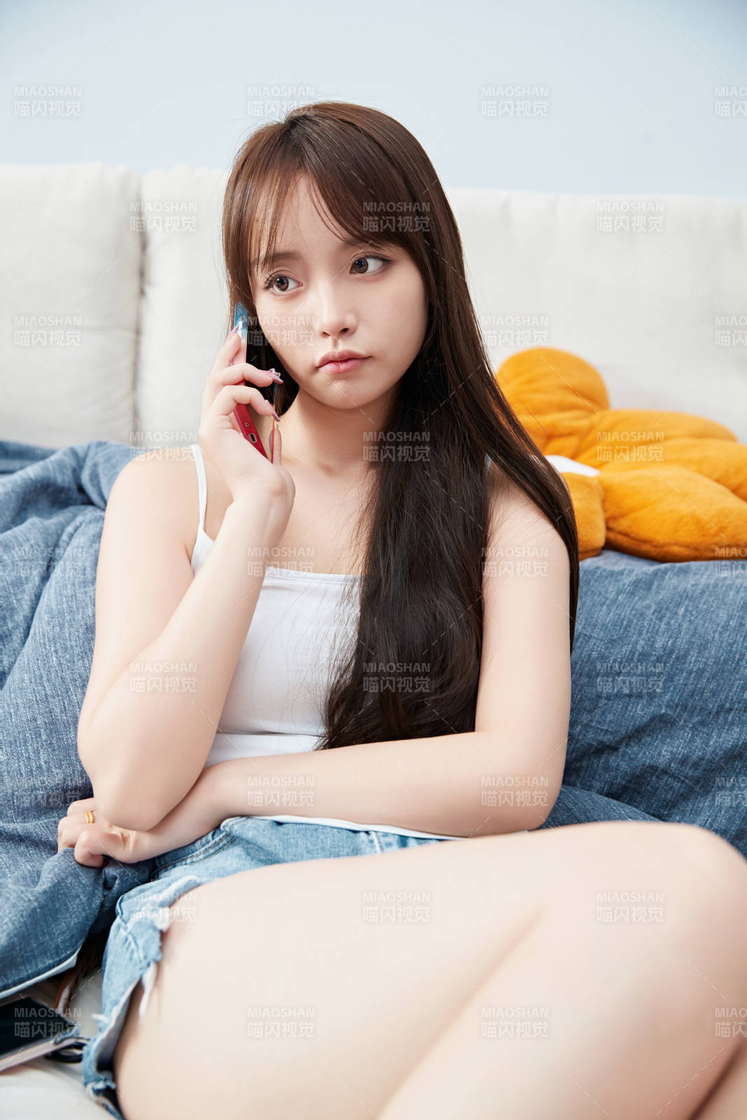 节假日居家生活的亚洲女孩图片