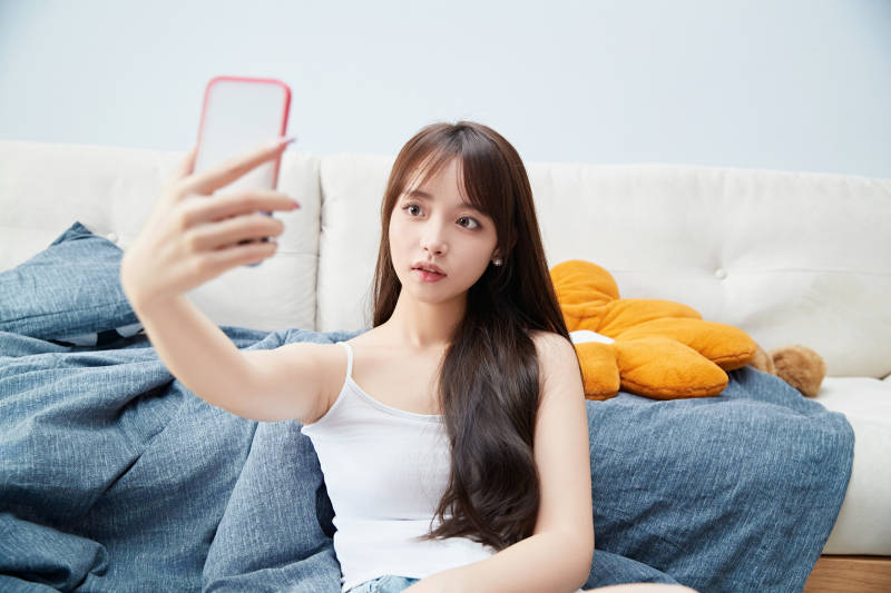 节假日居家生活的亚洲女孩图片